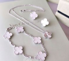 Girly Rich Lifestyle, Pink Luxury Jewelry, Name Brand Jewelry, Van Cleef Gold Earrings, Expensive Stuff To Buy, Pink Expensive Aesthetic, Van Cleef Jewelry Aesthetic, Coquette Pandora Bracelet, Expensive Birthday Gifts For Her