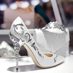 Wedding Shoes Elegant, 천사와 악마, Wedding Toes, Wedding Platform, Elegant Wedding Shoes, Hak Tinggi, Flower Heels, Shoes Elegant, Prom Heels