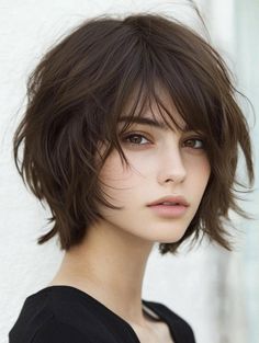 Discover the Timeless Appeal of Layered Bob Hairstyles Short Relaxed Hairstyles, Angled Bobs, Bob Haircut For Round Face, Short Shaggy Haircuts, Shaggy Haircuts, Layered Bob Hairstyles, Pinterest Hair