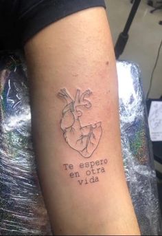 a person with a tattoo on their arm that reads, te espero en otra vida