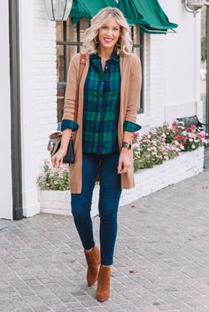 Green Plaid Shirt Outfit, Ways To Wear A Flannel Shirt, Blue Flannel Outfit, Ways To Wear A Flannel, Green Flannel Outfit, Plaid Flannel Outfit, Outfits Leggins, Flannel Outfit