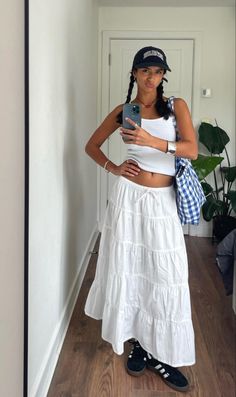 White Maxi Skirt Outfit, White Skirt Outfits, Skirt Outfit Summer, White Long Skirt, European Summer Outfits, Looks Country, Long Skirt Outfits, Skandinavian Fashion