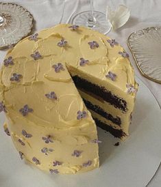 A chocolate cake, with yellow icing and little purple flowers. Birthday Cake Aesthetic, Cake Birthday Cake, Cake Aesthetic, Think Food, Bday Cake