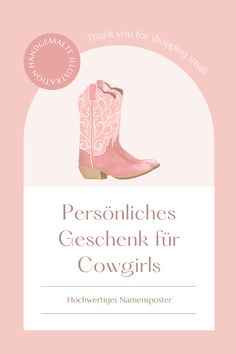 Ein stilvoller Kunstdruck eines rosa Cowboy Stiefels mit personalisierbarem Namen, perfekt für trendbewusste junge Frauen, die den Coquette- und Western-Chic-Look lieben. Ideal zur Dekoration von Zimmern oder als einzigartiges Geschenk. Western Chic, Wild West