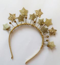 Gold star crown for girls or women.  This headband with handmade gold stars adds beautiful sparkle to any daily outfit, special occasions and Christmas celebrations. It is attached to hard headband. This headband fits 2 and up. They are also great for BIRTHDAY GIFT. All items are handmade with attention to detail in a smoke free environment. Many other stiles and colors of cute hair clips, headbands, shiny crowns on my shop  https://www.etsy.com/shop/PinkandBright . Take a peek! Thank you for vi Tiara Diy, Diy Tiara, Nativity Costumes, Theme Carnaval, New Year Hairstyle, مشروعات العلوم, Star Costume, Diy Decoracion, Christmas Hair Accessories