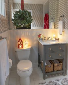 Love this bathroom with the cutest Christmas decorations added for a nighttime glow!! #christmasdecor #bathroomdecor Driven By Decor, Cute Christmas Decorations, Outside Christmas Decorations, Christmas Apartment, Christmas Bathroom Decor, Christmas Bathroom, Christmas Decor Inspiration, Decor Baie, Christmas Bedroom