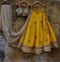 Yellow and Gold Raw Silk Lehenga Set Priti Sahni - Fabilicious Fashion Night Lehenga, Mehendi Night, Simple Lehenga, Raw Silk Lehenga, Lehnga Dress, Designer Bridal Lehenga, Indian Gowns Dresses, Indian Lehenga, Lehenga Blouse