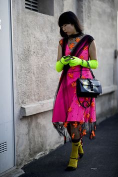 Galeria de Fotos Neon x nude: os looks de street style da semana de moda de Milão // Foto 4 // Notícias // FFW Athleisure Street Style, Pfw Street Style, Italian Fashion Street, Kelly Rutherford, Milan Fashion Week Street Style, Top Street Style, Milan Street Style