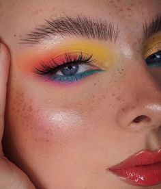 Sombra colorida esfumada em tons de rosa, laranja e amarelo com delineado azul e rosa na parte inferior. Festival Make Up, Pride Makeup, Swag Makeup, Eye Makeup Designs, Dope Makeup, Colorful Eye Makeup