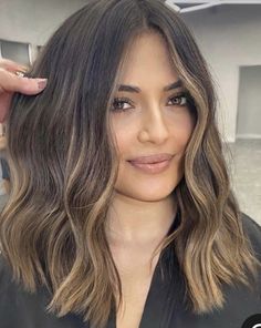 Face Framing With Short Hair, Long Bob With Long Bangs, Beach Waves Brunette, Shoulder Length Hair Balayage, Short Beach Waves, Short Brunette, Hair Caramel, Hair 2025, Dimensional Brunette