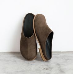 Stylish Anatomical Mules: Perfect Balance of Fashion & Comfort Handcrafted with soft suede material, these mules are not only stylish but also incredibly comfortable. The anatomical design offers a perfect fit while providing support for all-day wear. They have become not only a practical choice for those who want to maintain healthy feet, but also an excellent wardrobe element for any look. Due to the variety of designs and materials, anatomical mules are suitable for different situations: from Modern Mules With Rubber Sole For Everyday, Modern Everyday Mules With Rubber Sole, Modern Mules With Rubber Sole, Suede Slip-on Clogs For Workwear, Suede Clogs With Leather Sole For Work, Modern Everyday Mules With Leather Sole, Suede Closed Toe Clogs For Work, Suede Clogs With Closed Toe For Work, Everyday Suede Mules With Leather Footbed