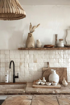 50 Farmhouse Kitchen Backsplash Ideas for a Classic Look Oyster Backsplash Kitchen, Italian Kitchen Backsplash Ideas, Shabby Kitchen Ideas, Neutral Backsplash Ideas, Kitchen Ideas Earthy, Modern Coastal Backsplash, Farmhouse Kitchen Splashback, New Farmhouse Kitchen, Tulum Inspired Kitchen