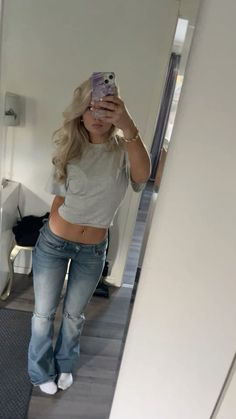 Outfit stockholm stil Scandinavian Aesthetic Outfit, Stockholm Fashion Aesthetic, Outfit Ideas Stockholm Style, Outfits For Hip Dips, Real Stockholm Style, Taylor Swift School, Outfit Ideas Uk, Barbie Tiara, Stockholm Style Aesthetic