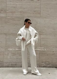 Silk Joggers, White Pants Outfit, Chic Business Casual