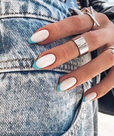 Nails For Italy Vacation, White Nails Vacation, Summer French Tip Nails Almond, Manicure Vacation, Nails For Tropical Vacation, White Vacation Nails, White Almond Nails, Tropical Vacation Nails, Minimal Nails