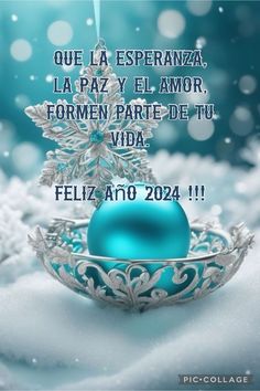 a blue christmas ornament with snowflakes on it and the words happy new year written in spanish