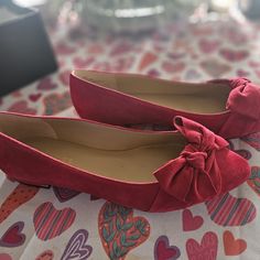 Elevate Your Shoe Collection With These Stunning Talbots Red Pop Edison Wrap Bow Flats. These Almond-Toe Flats Are Designed For Women With A Us Shoe Size Of 9.5 And A Medium Width. The Solid Pattern Compliments The Red Color, While The Leather Lining And Upper Material Offer Durability And Comfort. These Flats Feature A Synthetic Outsole And An Elegant Bow Accent, Making Them Perfect For A Casual Day Out Or A Dressy Occasion. Made In China, These Flats Are A Must-Have For Any Fashion-Conscious W Red Round Toe Flats For Party, Red Round Toe Party Flats, Red Party Flats, Red Almond Toe Flats For Spring, In Style Shoes, Suede Loafers Women, Gold Ballet Flats, Suede Oxfords, Black Flats Shoes