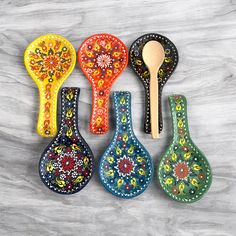 Unique Ceramic Spoon Rest with floral patterns We're all cooking more for ourselves these days. Do you struggle on a daily basis with life's big question? Where do i put this dirty spoon? That's where the handy sweet spoon rest comes in to the rescue. A messy spoon can find its way all over your countertop, or falling off the tops of pots, unless you have a designated spot for it. Maybe it's time to try a spoon rest. Dimensions: Length 24 cm | 9 1/2" inches Width 11-12 cm | 4 1/2" inches (widest Spoon Rest Designs, Spoon Rest Pottery, Pottery Spoon, Pottery Spoon Rest, Pottery Patterns, Color Ceramic, Ceramic Spoon Rest, Pot Pourri, Spoon Rests