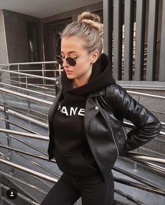 Black Hoodie Leather Jacket Outfit, Trendy Hooded Biker Jacket For Winter, Trendy Black Hooded Biker Jacket, Trendy Winter Hooded Biker Jacket, Casual Black Hooded Biker Jacket, Classy Leggings Outfit, Outfit Legging Noir, Sporty Elegant Outfit, Jacket Outfit Women