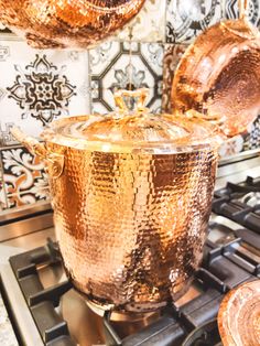 amoretti brothers hammered copper stockpot with lid Vintage Kitchen Decor Ideas, Vintage Kitchen Design, Custom Range Hoods, Copper Cookware Set, Vintage Kitchen Gadgets, Copper Kitchen Utensils, Luxury Mansions Interior