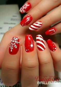 Christmas is a time of joy, warmth, and togetherness. While we decorate our homes and dress up for the season, why not add some holiday cheer to your nails as well? Simple Christmas nails are an easy and fun way to show off your festive spirit. Whether you’re getting ready for a cozy family gathering or a stylish office party, simple Christmas nails can be the perfect accessory. Red And White Christmas, Christmas Gel Nails, Christmas Nail Art Designs, Holiday Nail Art, White Nail Designs, Christmas Nails Acrylic, Super Nails, Xmas Nails