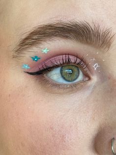 Fun Colorful Eyeliner, Water Eyeliner Looks, Eyeliner Designs Simple, Colourful Eyeliner Looks, Two Color Eyeliner, Makeup With Dots, Tiny Eyeliner, Fun Graphic Liner, Eyeliner Ideas Creative