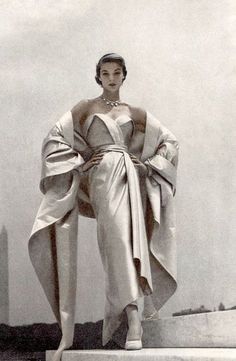 Dior 1950, Istoria Modei, Dior Parfum, Mode Retro, Satin Evening Gown, Vintage Fashion Photography, 1950s Style