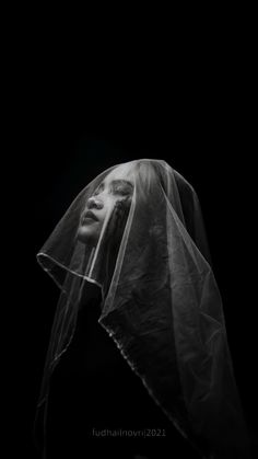 a woman with a veil on her head