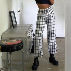 Black And White Checkered Straight Leg Pants From Princess Polly. Size 4. Never Worn Out And In Perfect Condition Chunky Platform Boots Outfit, Platform Boots Outfit, White Flare Pants, Dress Pants Outfits, Plaid Pant, Platform Boots Chunky, Checkered Pants, White Flares, Plaid Pants