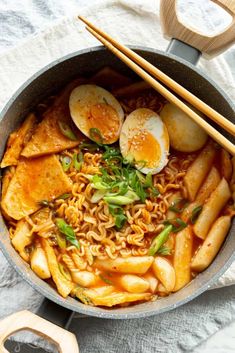 Ignite your taste buds with this 20 minute rabokki, the ultimate Korean street food fusion! Packed with chewy tteok rice cakes and ramen noodles in a fiery gochujang sauce. Korean Ramen, Vegan Kimchi, Gochujang Sauce, Food Fusion, Vegan Ramen, Asian Street Food, Fish Cakes, Korean Cooking