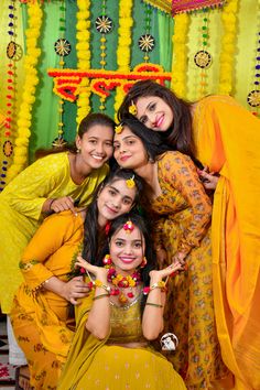 Girl Haldi Ceremony, Haldi Sister Poses, Haldi Group Poses, Haldi Girls Shoot, Haldi Photo Poses, Haldi Photography, Bride Haldi Poses, Haldi Group Photos