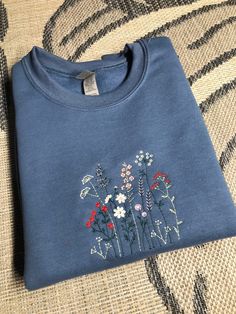 Embroidery On Clothes, Cute Embroidery, Embroidery Sweatshirt, Embroidered Crewneck, Embroidered Clothes, Embroidered Sweatshirt, Embroidered Sweatshirts, Embroidered Design, Pretty Outfits