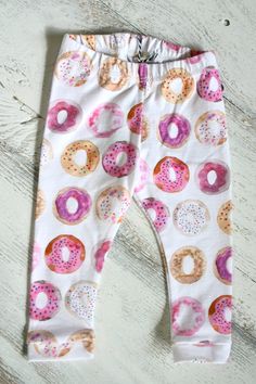 These handmade leggings are the perfect addition to any littles wardrobe! Great for all year cozy cuteness!  This fabric is white with watercolor painted donuts with pink and white icing and sprinkles! Printed from Spoonflower on Jersey knit fabric- 95% cotton, 5% spandex. Each pair of leggings is handmade by me. Fabric has been pre-shrunk to ensure the fit will be the same after washing. Seams are serged for durability and a professional look, and have elastic waistbands for a comfortable f... Outfit Patterns, Donut Themed Birthday Party, Pink Sprinkles, Sprinkle Donut, Girls Holiday, Toddler Leggings, White Icing, Warm Leggings, Baby Leggings