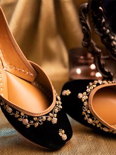 Kolapuri Chapal For Women, Kolapuri Chapal, Punjabi Jutti Design, Bridal Pumps, Embroidered Flats, Punjabi Jutti