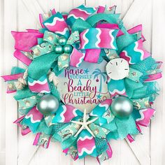 this wreath is made to look like a beachy christmas ornament