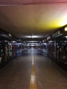 an empty subway station with no people in it