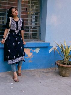 Office Poses, Minimal Office, Brocade Blouse Designs, College Dress, Ethnic Dresses, Brocade Blouse, Kurta Style, Draping Fashion