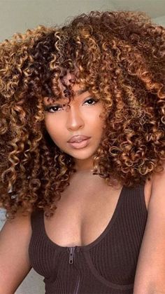 Curly Hair Color Ideas, Curly Hair Color, Cheveux Oranges, Dyed Curly Hair, Natural Curly Hair Cuts, Highlights Curly Hair, Honey Brown Hair, Brown Curly Hair