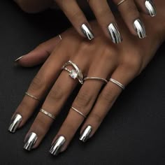 Square Silver Chrome Nails, Metallic Nails Square, Black Mirror Nails, Silver Nails Aesthetic, Black Metallic Nails, Dark Chrome Nails, Silver Metallic Nails, Metallic Chrome Nails, Chrome Nails Silver