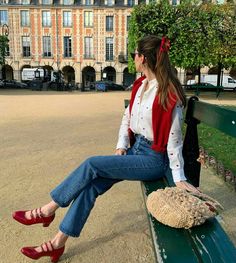 Parisian Chic Autumn, Parisian Girl Outfit, Classy Winter Dress, Parisian Aesthetic Outfit, Plus Size Parisian Style, Outfits Layout, Parisian Chic Outfits, Red Ootd, Parisian Outfits