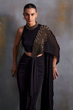 Black Dress For Cocktail Party, Latest Indo Western Outfits For Women, Western Cocktail, Tops Outfit Ideas, Concept Saree, Diy Dresses, Reception Gowns, Tops Outfit, Fusion Wear