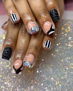 Taylor ✨LicensedNailTech💅🏾 on Instagram: "✨Openings available for December ✨ Are you looking or booking 😏 ✨ NailsByTay✨ ~ click book now button in bio to book ✨DM OR TEXT 216-269-5600 Accepting new clients ( must be deposit ready ) #clevelandnails#clevelandnailtechs #coffinnails#swarvoskinails#freestylenails#blackgirlmagic#stilletonails #extralongnails#allacrylicnopolish #blacknailtechs #nailsbytay#supportblackbusiness#explorepage✨✨✨" December Nail Designs, Acrylic Nails Chrome, Openings Available, Nextgen Nails, Painted Handbag, Nail Glam, Accepting New Clients, Cute Nail Colors, Fancy Nail Art