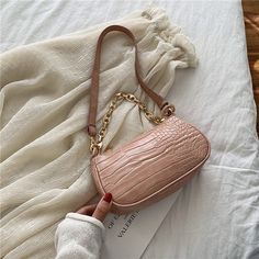 Brand Name: Jin MantangShape: FLAPHandbags Type: Shoulder BagsTypes of bags: Shoulder HandbagsOrigin: CN(Origin)Main Material: PUClosure Type: zipperHardness: SOFTStyle: FashionModel Number: WH10271Lining Material: PolyesterOccasion: VersatileGender: WOMENPattern Type: DOTNumber of Handles/Straps: SingleInterior: No PocketDecoration: ChainsItem Type: HandbagsContact customer service: the price is good to discusssupprot fast: dropshipping lower priceQuality of Workmanship: Exquisite workmanshipEx Baguette Bags, Retro Shoulder Bag, Pink Shoulder Bag, Leather Shoulder Bags, Bags For Teens, Handbags Casual, Crocodile Pattern, Trending Handbag, Simple Bags