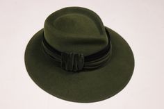 ➸ Description: 1960s Green wool fedora hat, Natasha Zurich. Velvet decorativ ribbon. Condition: excellent ➸Measurements: Cf: 55cm  Visit my instagram @bazvintage Note: - You are welcome to contact me and ask me anything - I sell vintage and antique pre-owned pieces that are mostly showing a normal amount of wear even if marked as ""in excellent condition"". But I took great care to handpick high-quality items, that can be worn if not described otherwise. - All orders are definitive, if you have Wool Fedora Hat, Wool Fedora, Green Wool, Ask Me Anything, Fedora Hat, Fedora, Switzerland, Tracking Number, Caps Hats