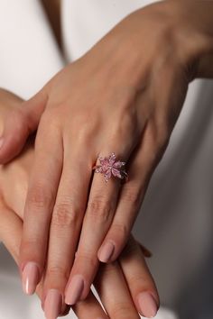 Pink Dress Accessories, Unique Gold Rings, Diamond Flower Ring, Fancy Jewelry Necklace, Pretty Jewelry Necklaces, Cute Engagement Rings, Gold Rings Fashion, Jewelry Fashion Trends, Classy Jewelry