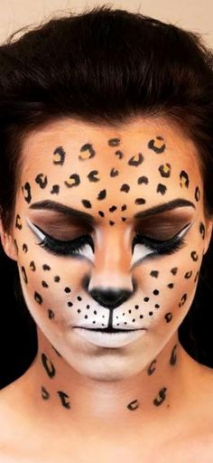 Animal print-enthusiasts can create this Halloween look with bronzer, white face paint, liquid eyeliner and smoky shadows. Click through to see 9 different ways you can be a cat this Halloween. Nem Halloween Makeup, Makeup Karakter, Fantasy Make-up, Halloween Makeup Look, Halloween Makeup Diy