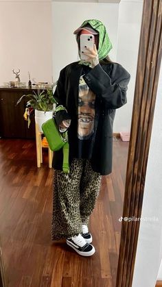 Street Wear Aesthetic Winter, How To Style Cheetah Print Pants, Print Pants Street Style, Animal Inspired Outfits, Green Cargo Pants Outfit Street Style, Mini Bags Outfit, Fall Street Style 2024, Cold Festival Outfit Ideas, Artsy Fashion Aesthetic