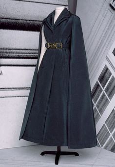 Cloak Outfit Ideas, Wizarding Clothes, Cloak Aesthetic, Wizard Aesthetic Fashion, Wizard Dress, Cloak Fashion, Wizarding Fashion, Dior Fall 2020, Wizard Fashion