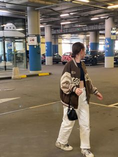 Beige Baseball Jacket Outfit, Brown Baseball Jacket Outfit, Brown Letterman Jacket Outfit, Varsity Jacket Poses, Brown Varsity Jacket Outfit, Varsity Jacket Outfit Women, Beige Cargo Pants Outfit, Sports Jacket Outfit