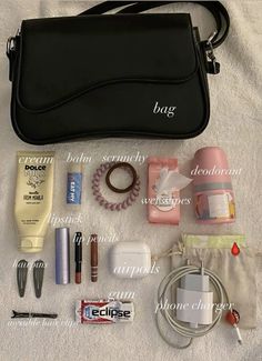 Celana Jins Wanita, Schul Survival Kits, School Backpack Essentials, Everyday Bag Essentials, School Bag Essentials, Backpack Essentials, Travel Bag Essentials, Inside My Bag, Purse Essentials